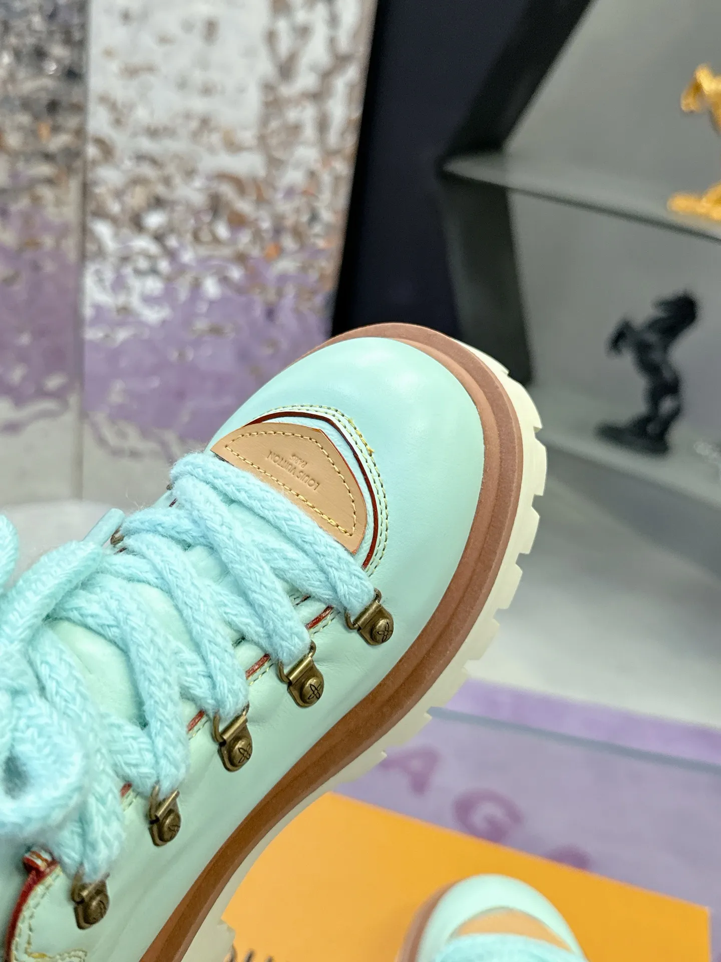 Factory price: 700💰 LV | Louis Vuitton 🧡💚2025 autumn and winter new style, top version ⚠️ The counter features the latest LV REMIX lace-up mountaineering derby shoes, new hard goods 🆕 ❥BS purchasing level! Full of high-end feel! A popular model among bloggers at home and abroad, it’s retro and fashionable, and looks stunning on your feet! Mainly recommended model on the official website★ ▪️Upper: top-quality first-layer cowhide ▪️Inner lining: imported sheepskin ▪️Outsole: original molded T men's shoes 💰U anti-slip outsole ▪️Sole height: 3.5cm ▪️Shoe size: Female 35-41 (41 customized, non-refundable) Male 39-45 (46 customized, non-refundable)